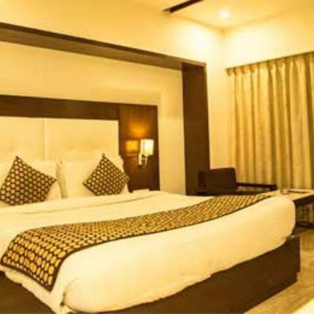 Grand Thakar Hotel Rádzskot Kültér fotó